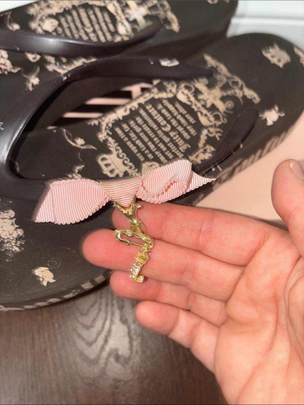Y2K VINTAGE Juicy Couture Brown Flip Flop Wedge Sandals with Pink Bow Charms 8M - Picture 4 of 13